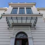 Pi� in alto una cornice marcapiano e una fine balaustra delimitano il perimetro del terrazzo